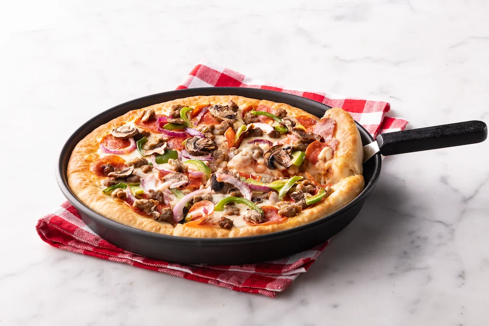Pizza Hut Bangkitkan Nostalgia 90-an, Sambut Inovasi Menu Crispy Parm Pan Pizza