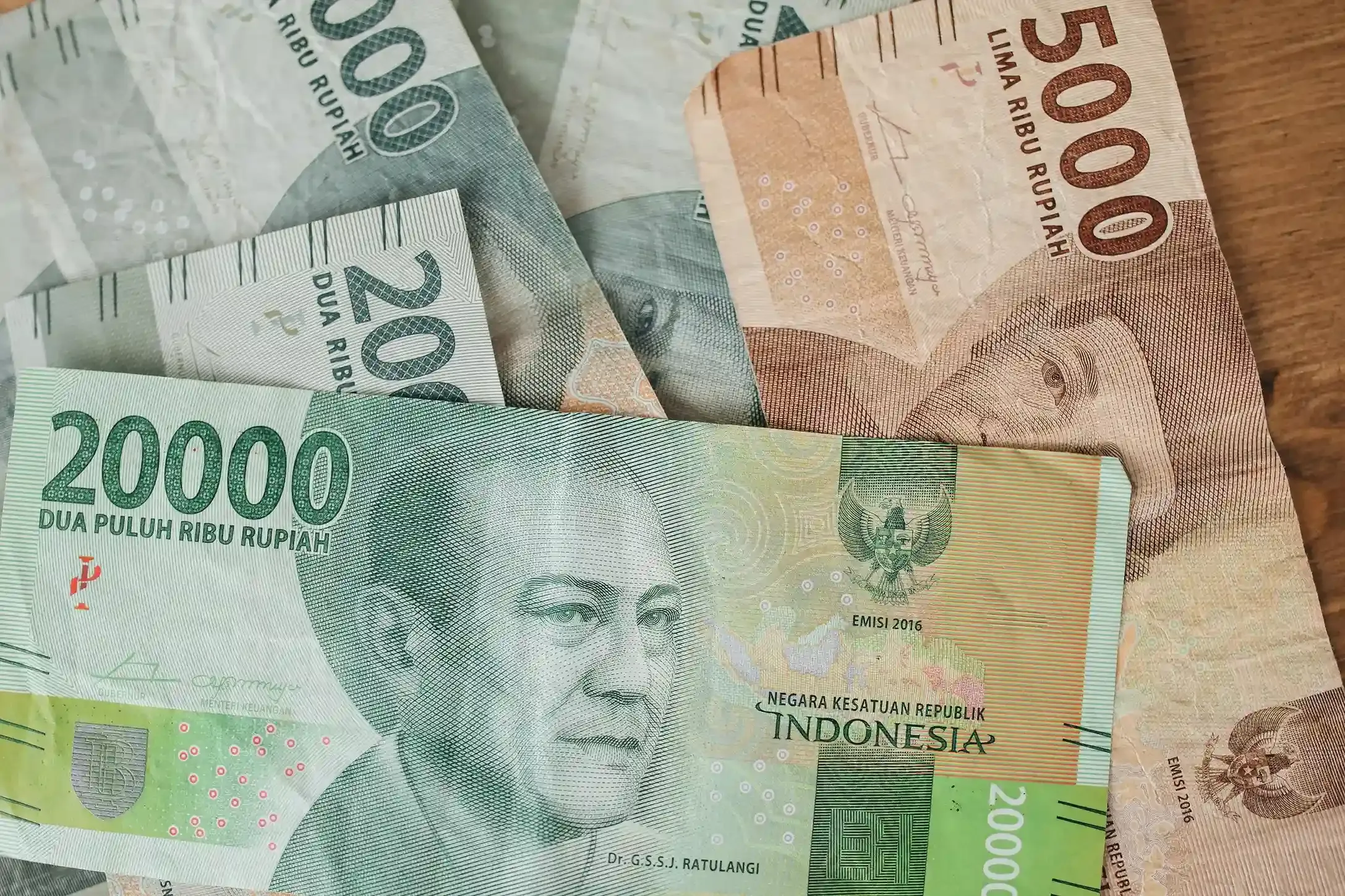 Rupiah Terpuruk, Ekonom Soroti Kebijakan Domestik dan ‘Hot Money’